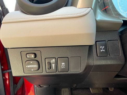 Used 2015 Toyota RAV4 LE image 17