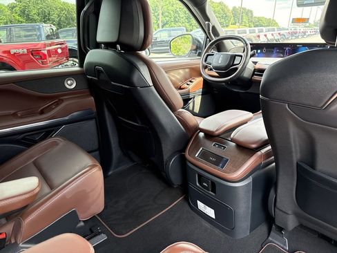Used 2025 Lincoln Navigator L Reserve AWD/4WD image 17