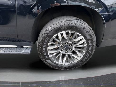 Used 2025 Chevrolet Suburban Z71 image 16