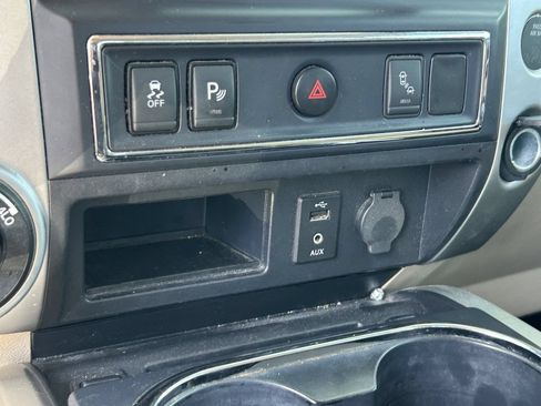 Used 2017 Nissan Titan SL AWD/4WD image 13