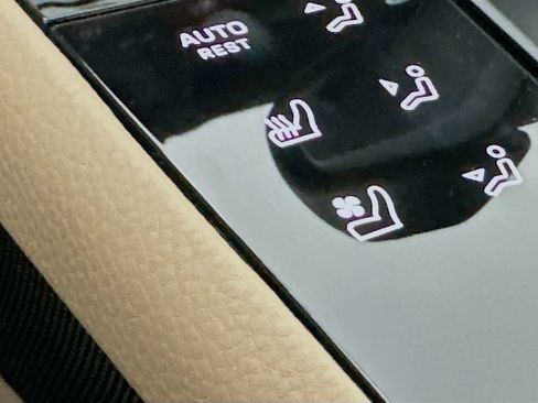 Certified 2026 Porsche Macan AWD/4WD image 23