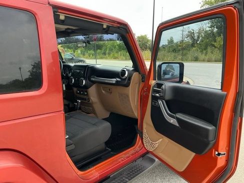 Used 2011 Jeep Wrangler Sahara w/ Connectivity Group AWD/4WD image 17