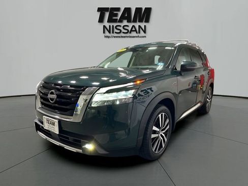 Certified 2022 Nissan Pathfinder Platinum w/ Cargo Package AWD/4WD image 3