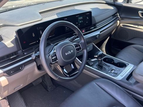 Used 2025 Kia Carnival image 17