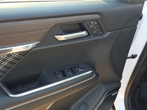 Used 2025 GMC Acadia Denali image 11