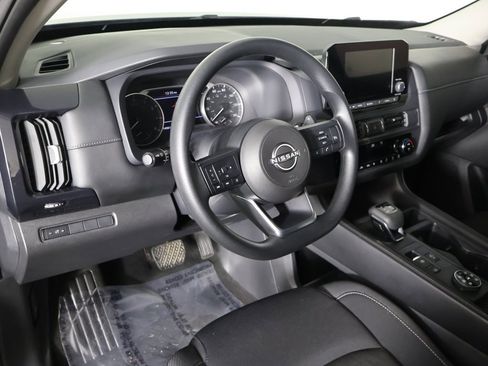 Used 2024 Nissan Pathfinder S image 24