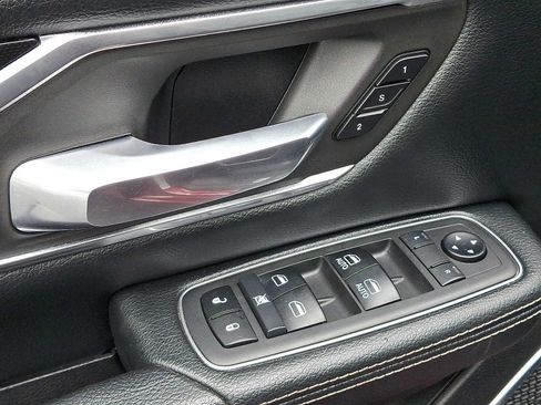 Used 2019 RAM 1500 Laramie AWD/4WD image 12