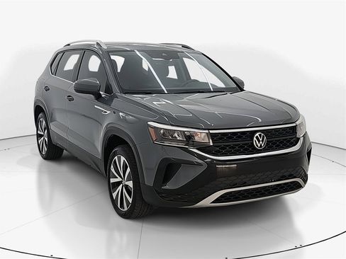 Used 2024 Volkswagen Taos SE image 3