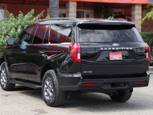 Used 2025 Ford Expedition Active AWD/4WD image 6