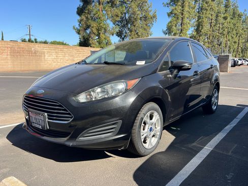 Used 2015 Ford Fiesta SE FWD image 2