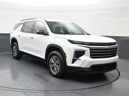Used 2025 Chevrolet Traverse LT FWD image 8