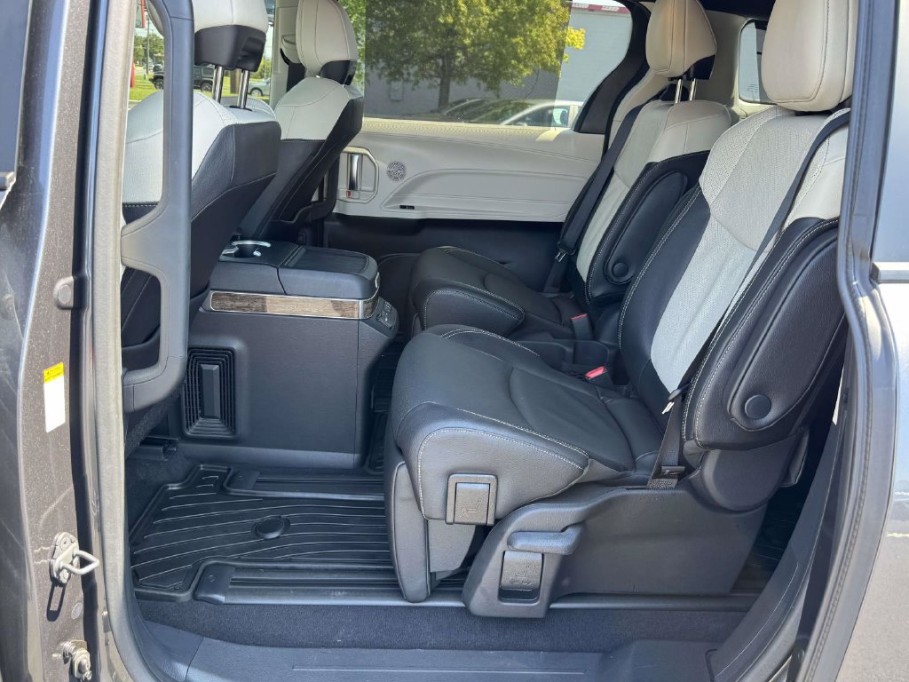Used 2025 Toyota Sienna Platinum AWD/4WD image 17