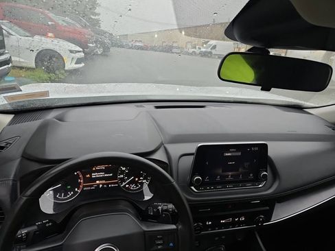 Used 2025 Nissan Rogue SV AWD/4WD image 6