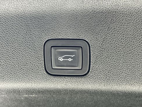 Used 2025 GMC Yukon XL Denali AWD/4WD image 33