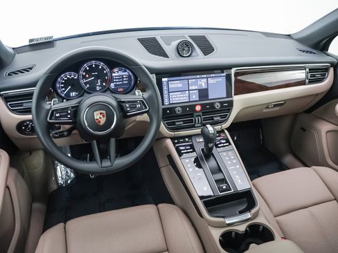 Certified 2025 Porsche Macan image 19