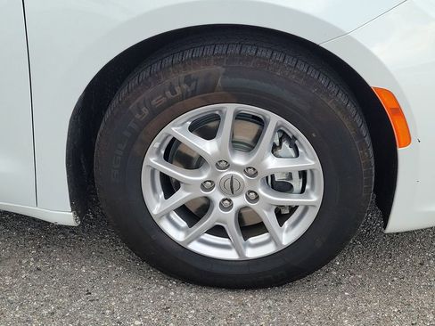 Used 2023 Chrysler Pacifica Touring-L FWD image 6