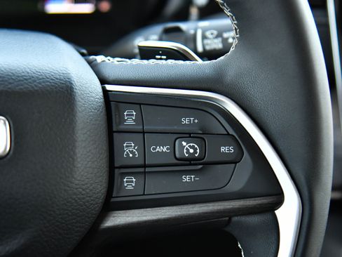Used 2023 Jeep Grand Cherokee 30th Anniversary AWD/4WD image 40