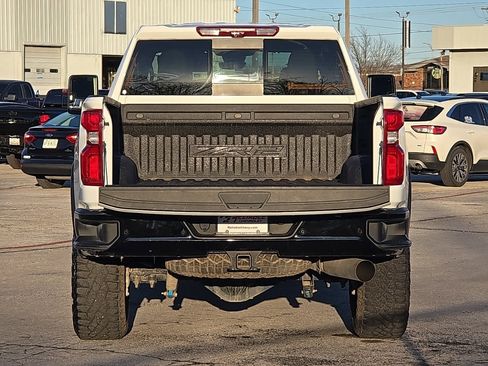 Used 2024 Chevrolet Silverado 2500 ZR2 w/ Technology Package image 7