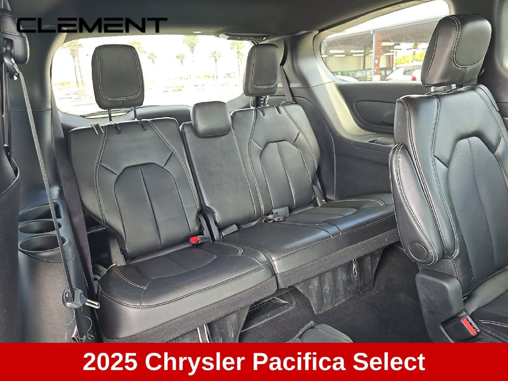 Used 2025 Chrysler Pacifica Select FWD image 7
