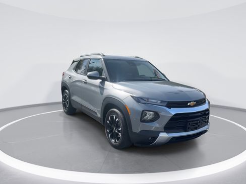 Used 2023 Chevrolet TrailBlazer LT FWD image 2