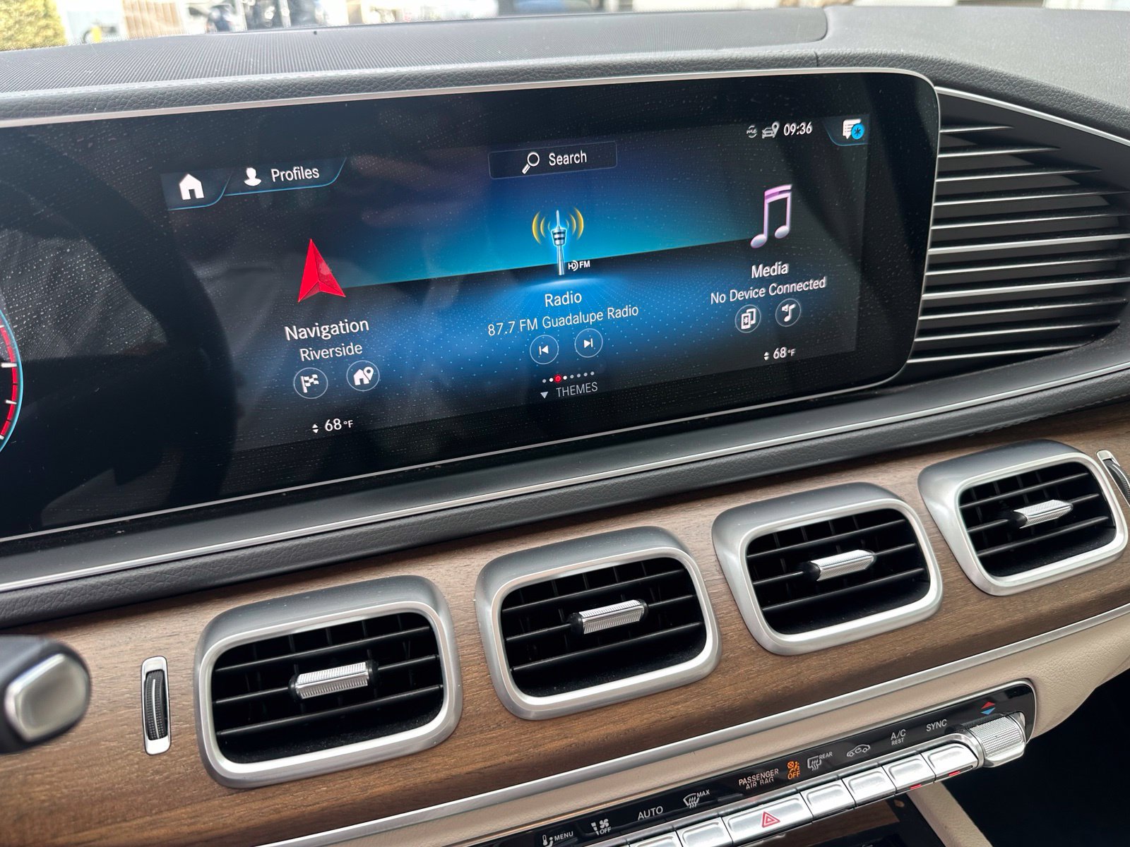 Used 2023 Mercedes-Benz GLS 450 4MATIC image 4