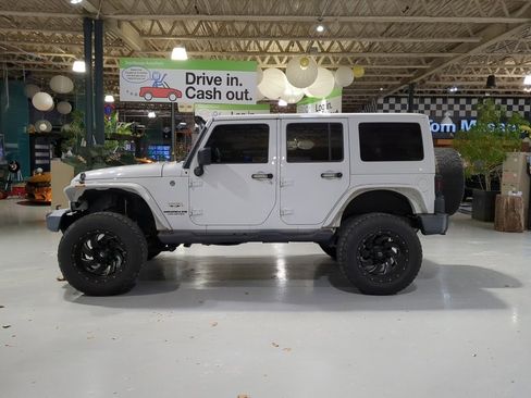 Used 2017 Jeep Wrangler Unlimited Sahara w/ Connectivity Group image 12