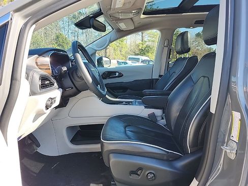 Used 2023 Chrysler Pacifica Limited image 31
