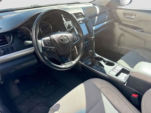 Used 2016 Toyota Camry SE image 10