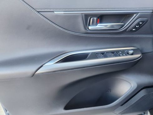 Used 2024 Toyota Venza XLE image 22