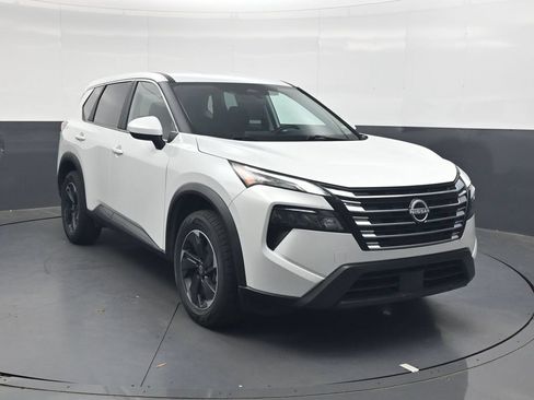 Used 2025 Nissan Rogue SV FWD image 2