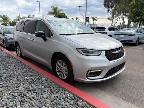Used 2024 Chrysler Pacifica Touring-L FWD image 2