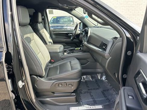 Used 2025 Chevrolet Suburban RST image 27