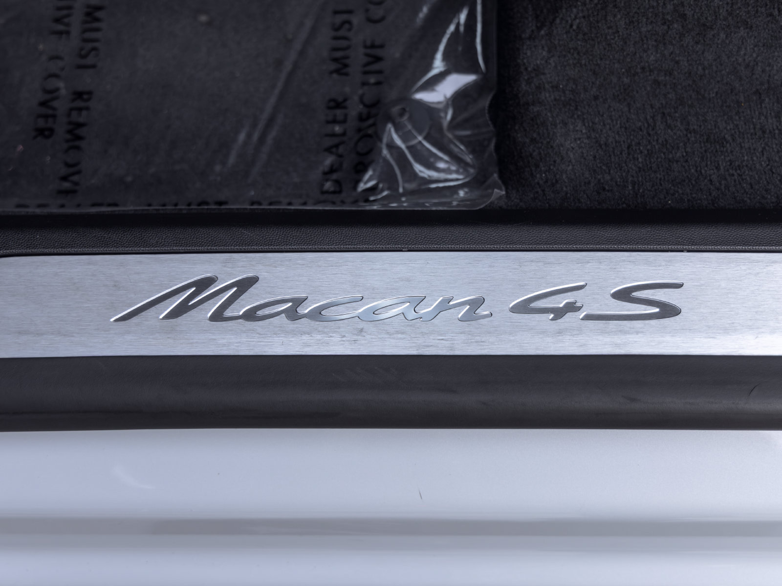 Certified 2025 Porsche Macan 4S Electric AWD/4WD image 26