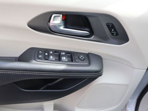 Used 2023 Chrysler Pacifica Touring-L image 21