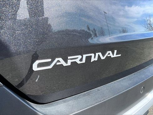 Used 2025 Kia Carnival LX image 8