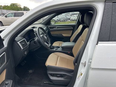 Used 2023 Volkswagen Atlas Cross Sport SE AWD/4WD image 2