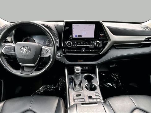 Used 2024 Toyota Highlander XLE AWD/4WD image 16