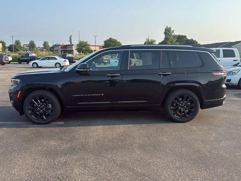 Used 2023 Jeep Grand Cherokee L Overland w/ Advanced Protech Group III AWD/4WD image 3