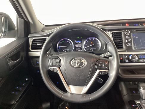 Used 2017 Toyota Highlander XLE AWD/4WD image 22