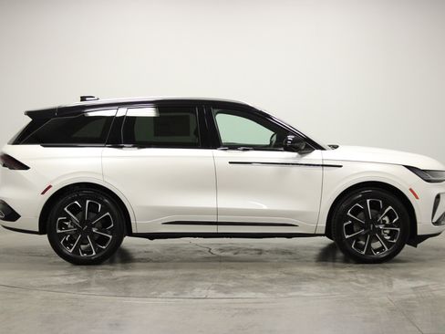 New 2026 Lincoln Nautilus Reserve image 9