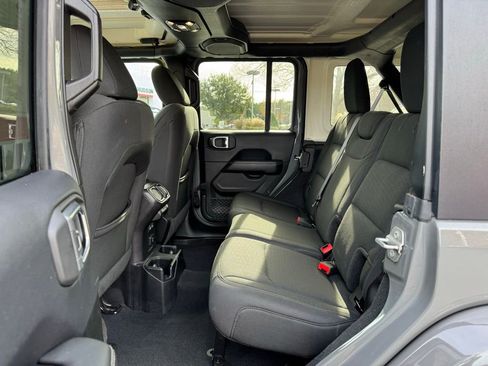 Used 2019 Jeep Wrangler Unlimited Sahara image 17