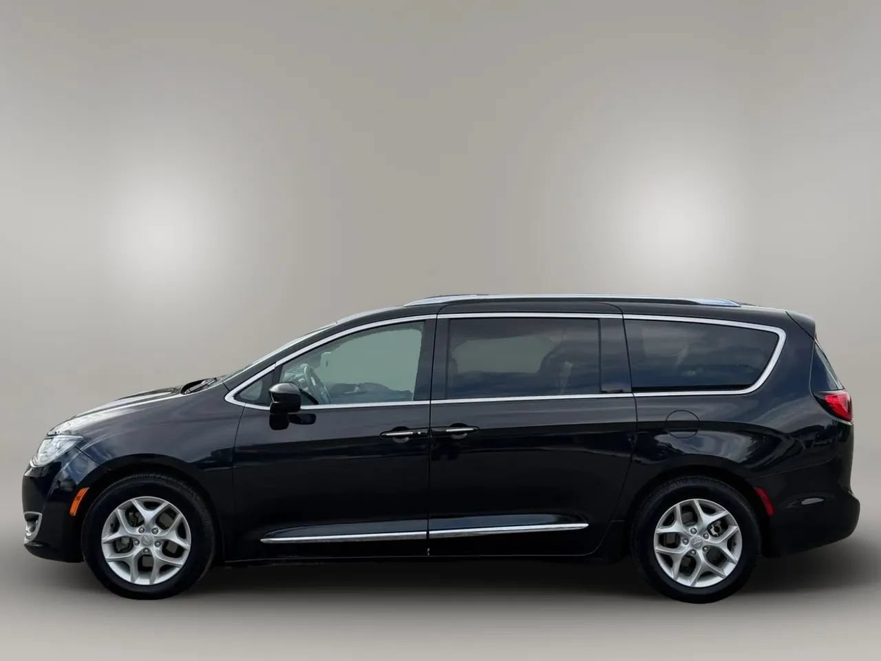 Used 2018 Chrysler Pacifica Touring-L Plus w/ Tire & Wheel Group FWD image 5