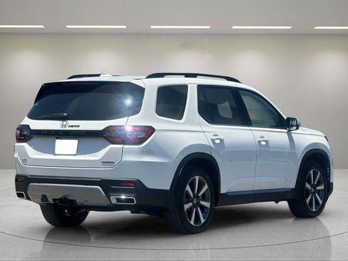 Certified 2025 Honda Pilot Touring image 5
