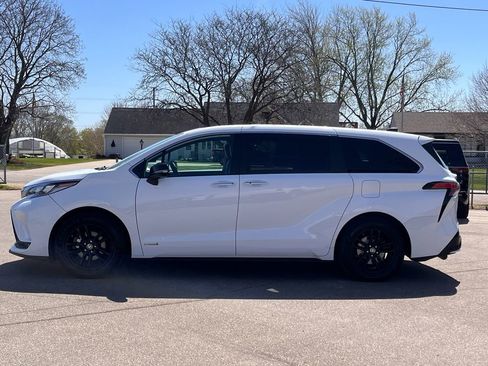 Used 2021 Toyota Sienna XSE image 5