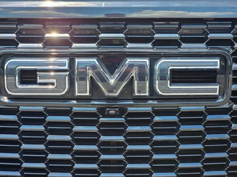 Used 2023 GMC Yukon Denali Ultimate AWD/4WD image 10