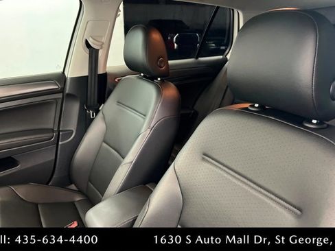 Used 2018 Volkswagen Golf SE image 16