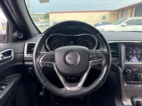 Used 2018 Jeep Grand Cherokee Laredo AWD/4WD image 15