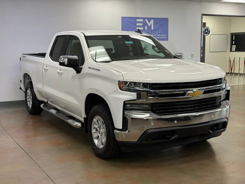 Used 2020 Chevrolet Silverado 1500 LT w/ Convenience Package AWD/4WD image 2