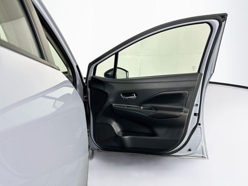 Used 2025 Nissan Versa SR FWD image 29