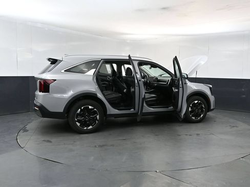 Certified 2024 Kia Sorento S w/ Panoramic Sunroof Package AWD/4WD image 19